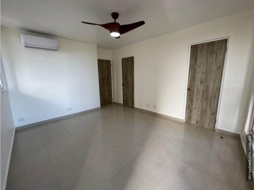 Bedroom with large window, closet, natural light and split AC in PH San Francisco Bay Panama