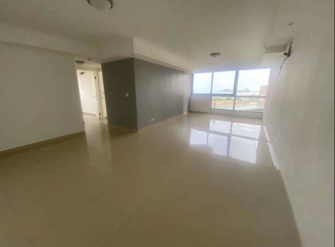 Swimming pool and hot tub rooftop amenities PH San Francisco Bay Panama skyline