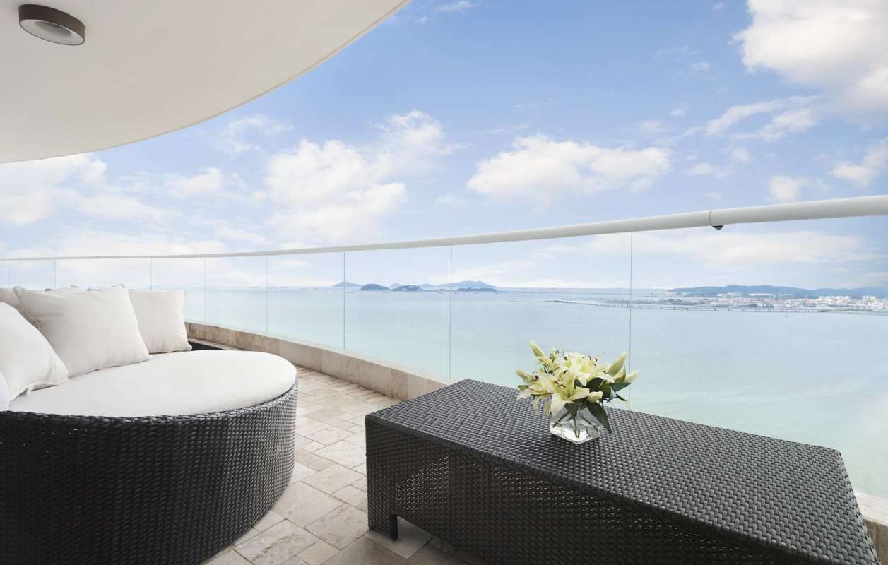 Curved balcony with waterfront views PH The Point Punta Paitilla high rise