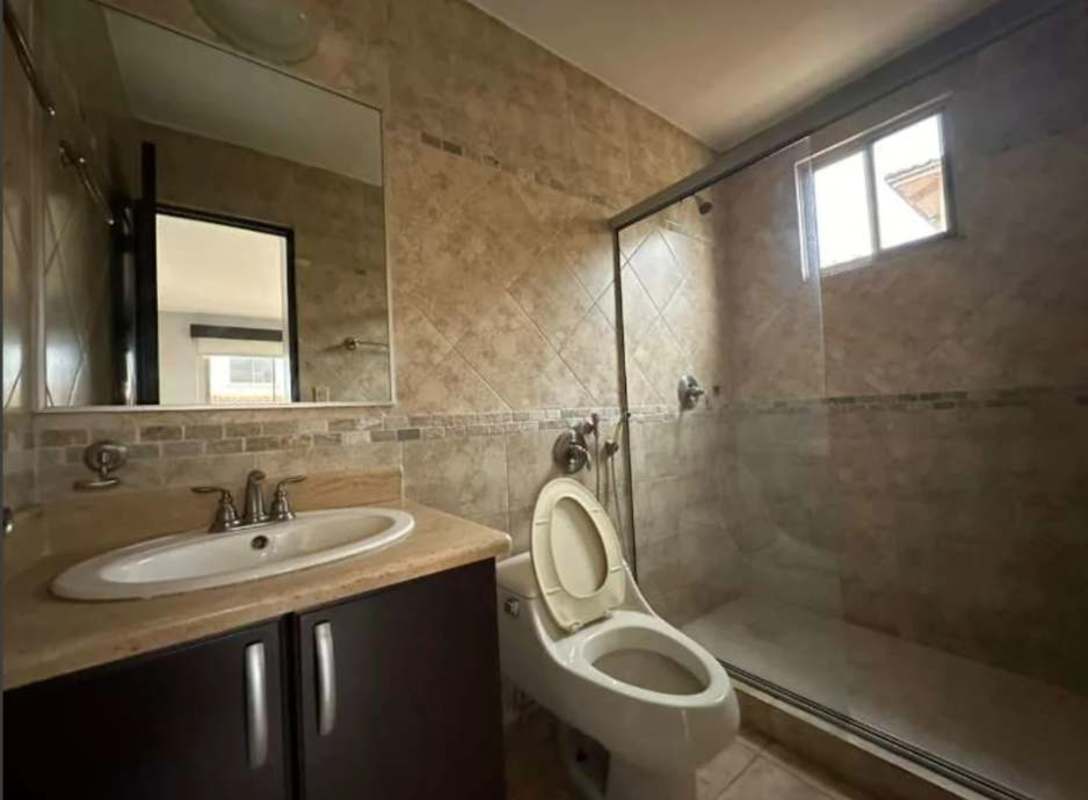 Contemporary bathroom with double sink, marble countertop and bathtub in house Paseo Dorado Ancón Panama City