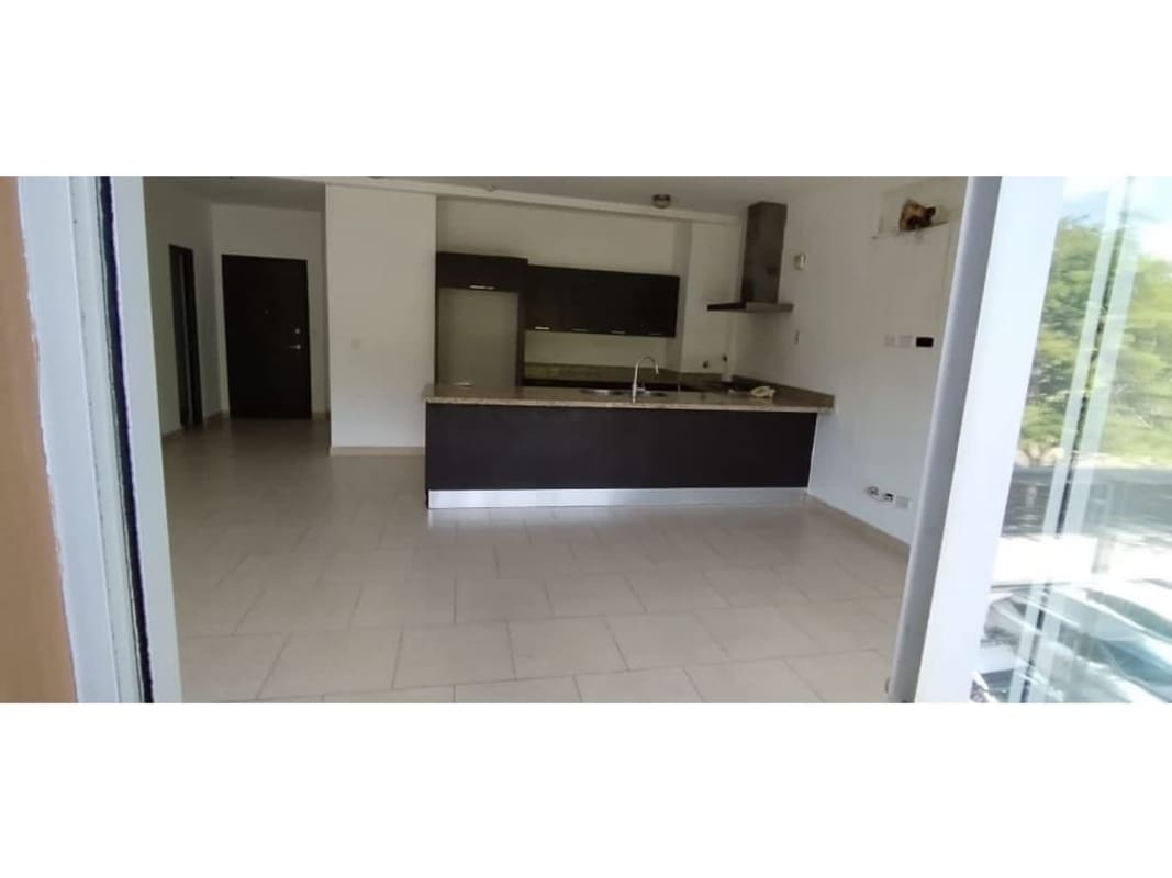 Second bedroom with closet ample light PH Woodlands Panama Pacifico