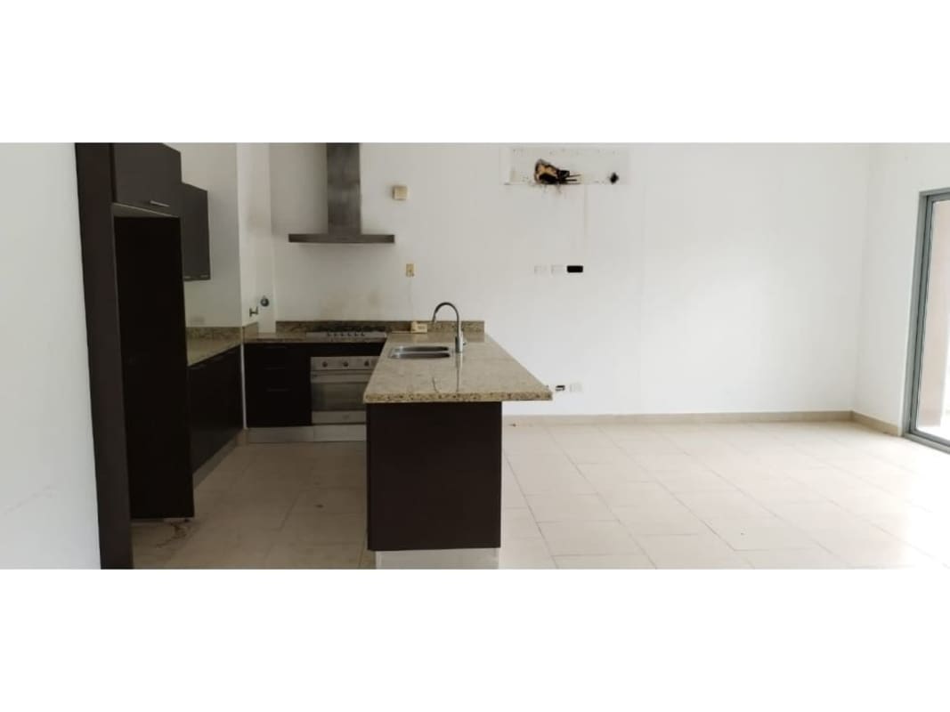 Modern open kitchen with granite countertops in PH Woodlands Panama Pacifico