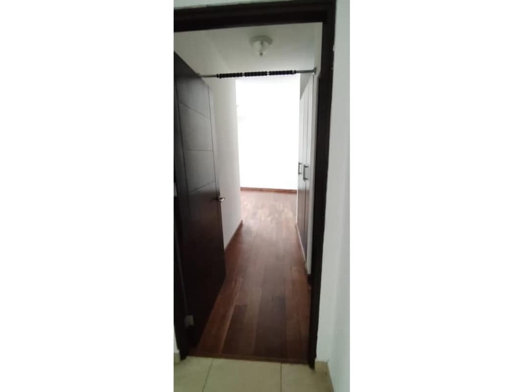 Modern bathroom with walk-in shower and vanity PH Woodlands Panama Pacifico