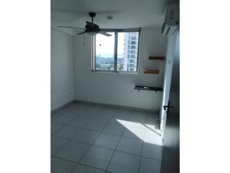 Bedroom with ceiling fan and window at PH Metropolitan Park Carrasquilla Panama