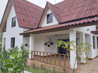 Two-level mountain house with front porch Panama