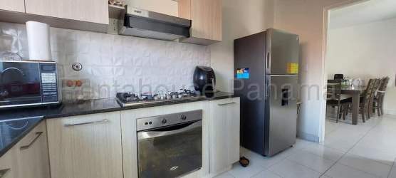 Modern kitchen with built-in oven, gas stove, light wood cabinets Versalles Oeste Panama