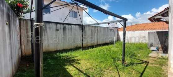 Private backyard with grass, metal clothesline, fenced wall in Versalles Oeste La Chorrera Panama