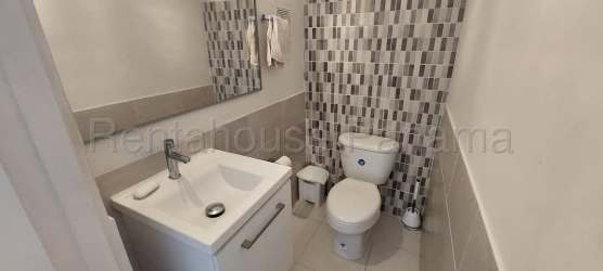 Bathroom with walk-in shower and modern vanity Versalles Oeste La Chorrera