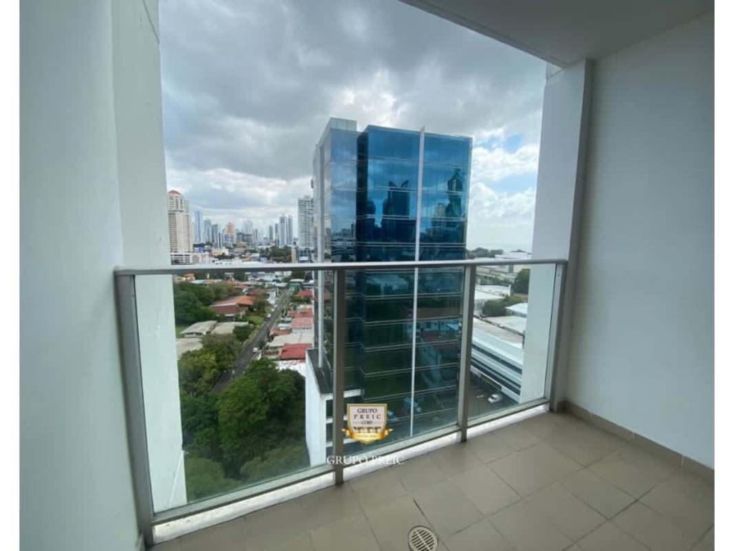 Bedroom featuring built-in closet and window in PH Metric Via Brasil Obarrio