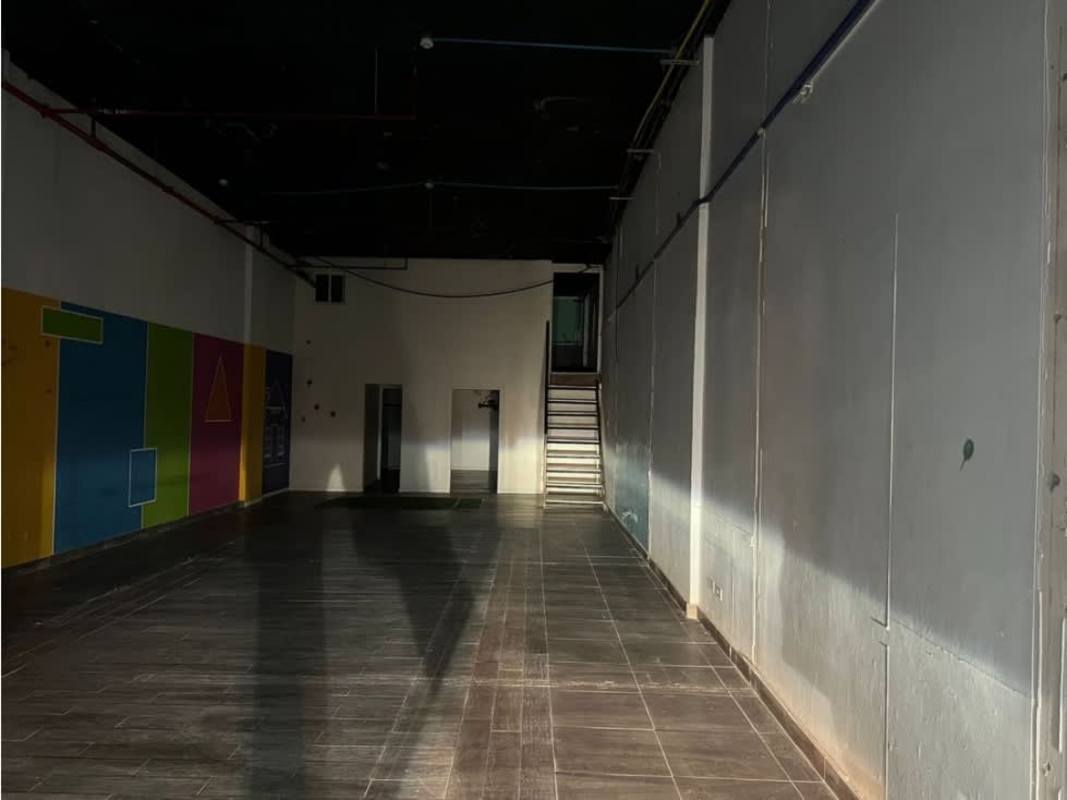 Large open interior commercial retail space with ceramic flooring and high ceiling in Clayton Plaza Panama