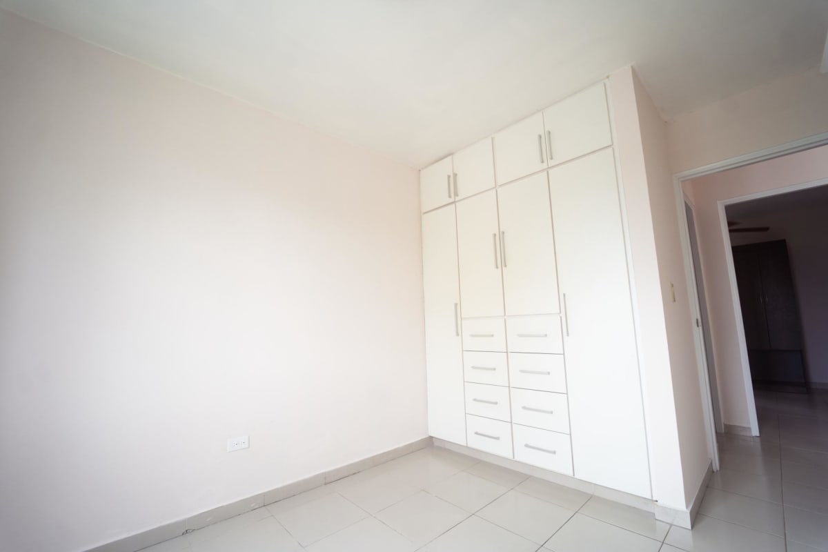Empty bedroom with tiled floor, AC, and window PH Vista del Golf Panama