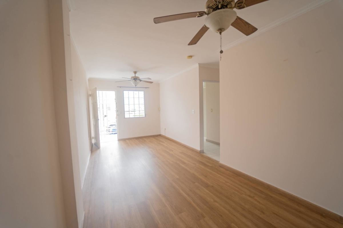 Bedroom with window, ceramic tiles, AC and built-in closet in PH Vista del Golf Parque Lefevre Panama