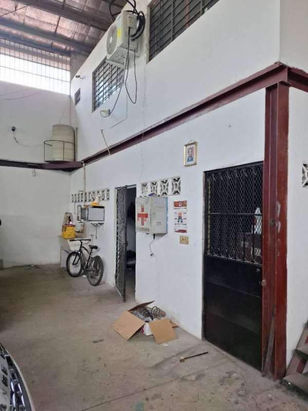 Minimalist office with tiled floor, barred windows, AC and furniture in Ciudad Radial warehouse