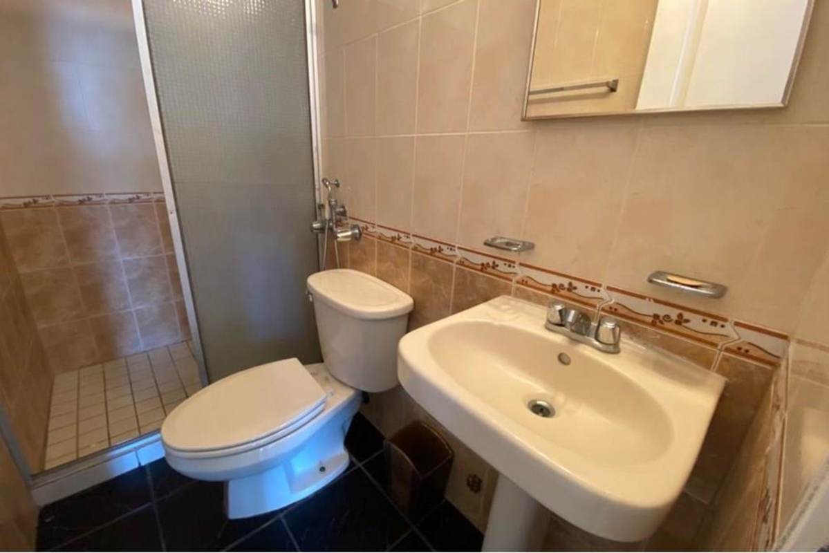 Living room with large windows, wood floors, ceiling fan at PH Torres Mar del Sur Panama