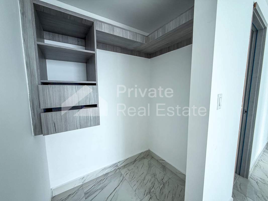 Built-in wardrobe with marble tiles at PH The Sands Avenida Balboa