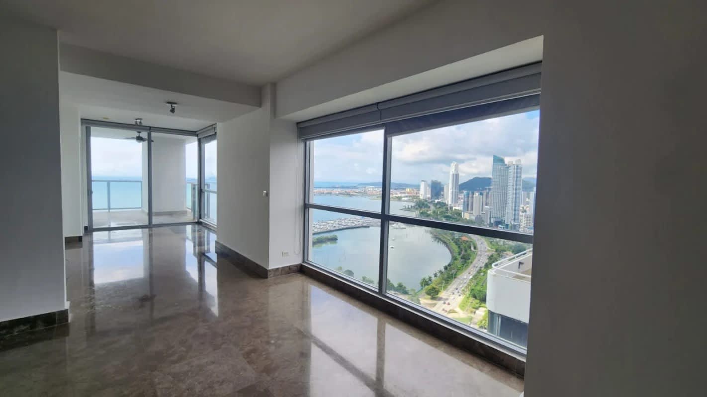 Large balcony with glass railings, overlooking Pacific Ocean and skyline PH Yoo Panama