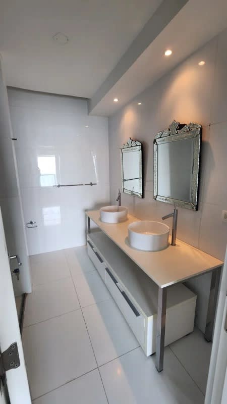 Minimalist bathroom with vessel sink, glass shower PH Yoo Panama Avenida Balboa