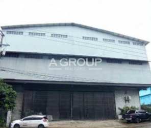 Exterior facade of large warehouse with multiple loading docks and parking in Colon Free Zone Panama