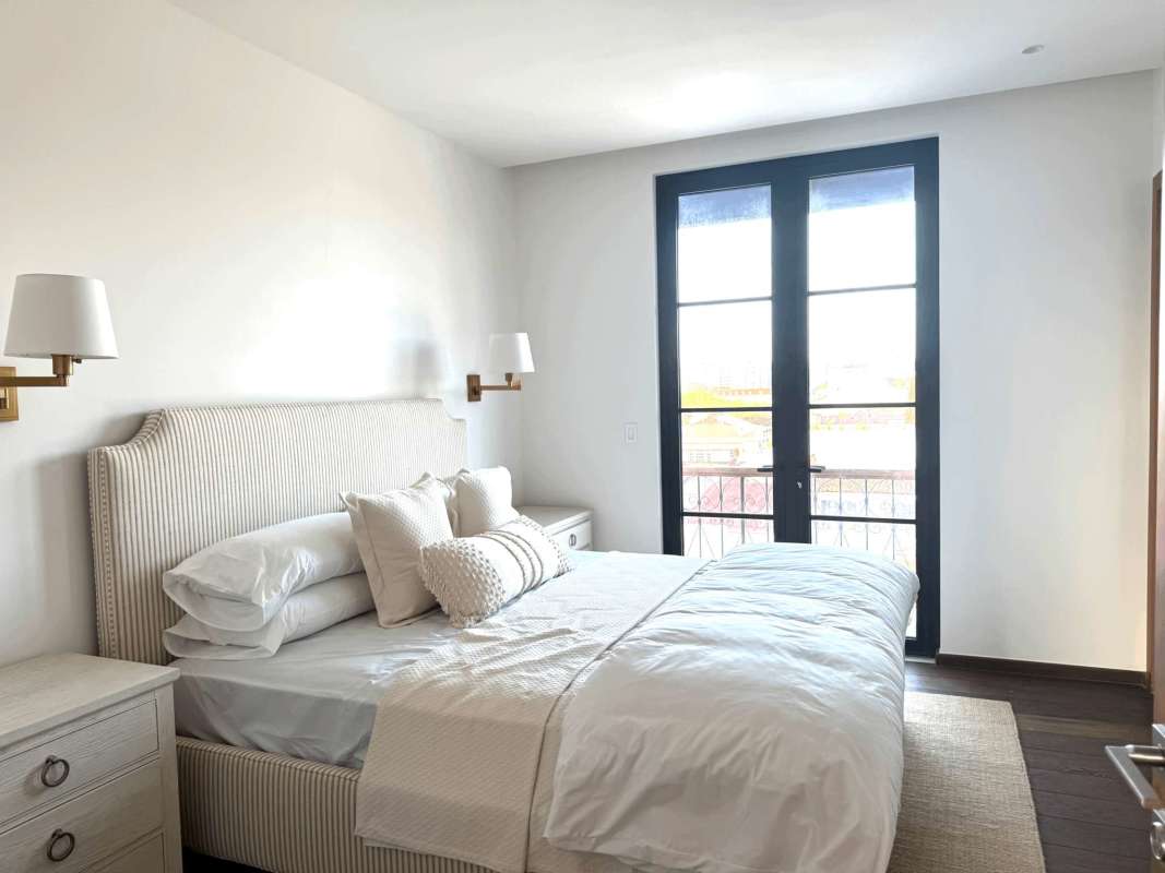 Bright bedroom with hardwood floors, large windows and sea view balcony in Santa Familia Casco Viejo
