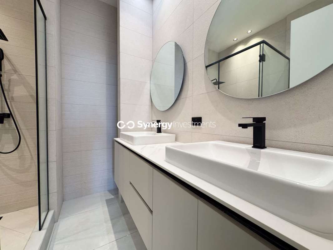 Infinity rooftop pool terrace overlooking city skyline luxury amenities PH Paitilla Tower Panama City