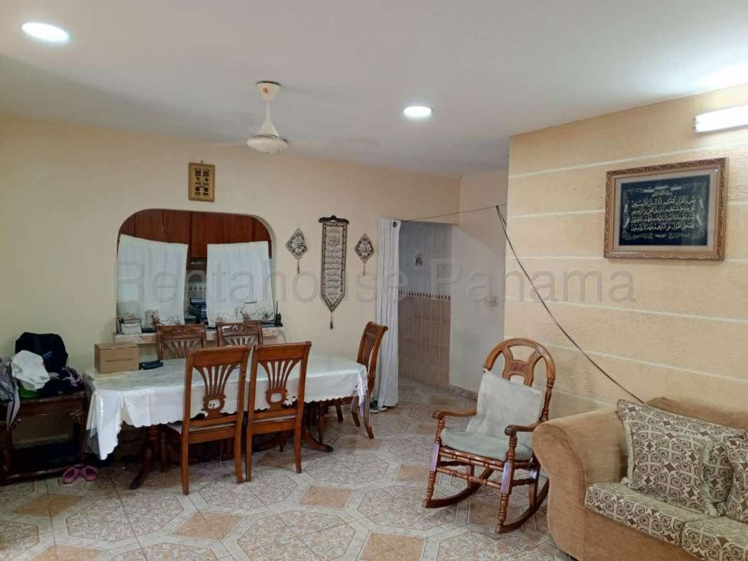 Kitchen with granite countertops, gas stove, refrigerator and cabinetry in Betania house for sale Panama