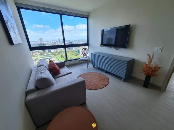 Bedroom with closet, tile floor and window at PH Las Acacias Juan Díaz Panama City
