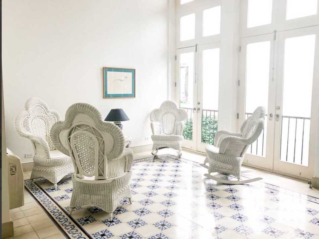 Mediterranean-style sunroom with large windows, decorative flooring and colonial decor Casco Viejo