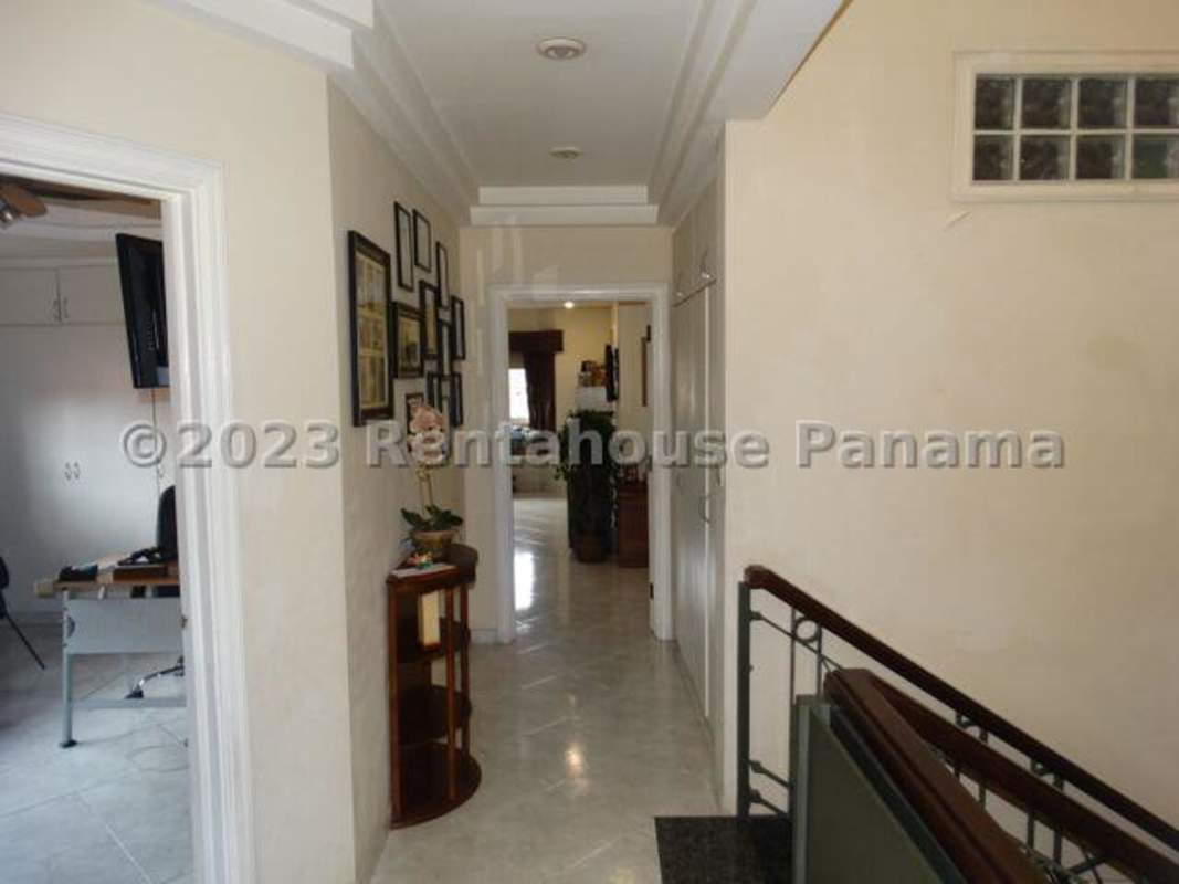 Fully equipped kitchen with white cabinets, granite countertops in Betania Panama house