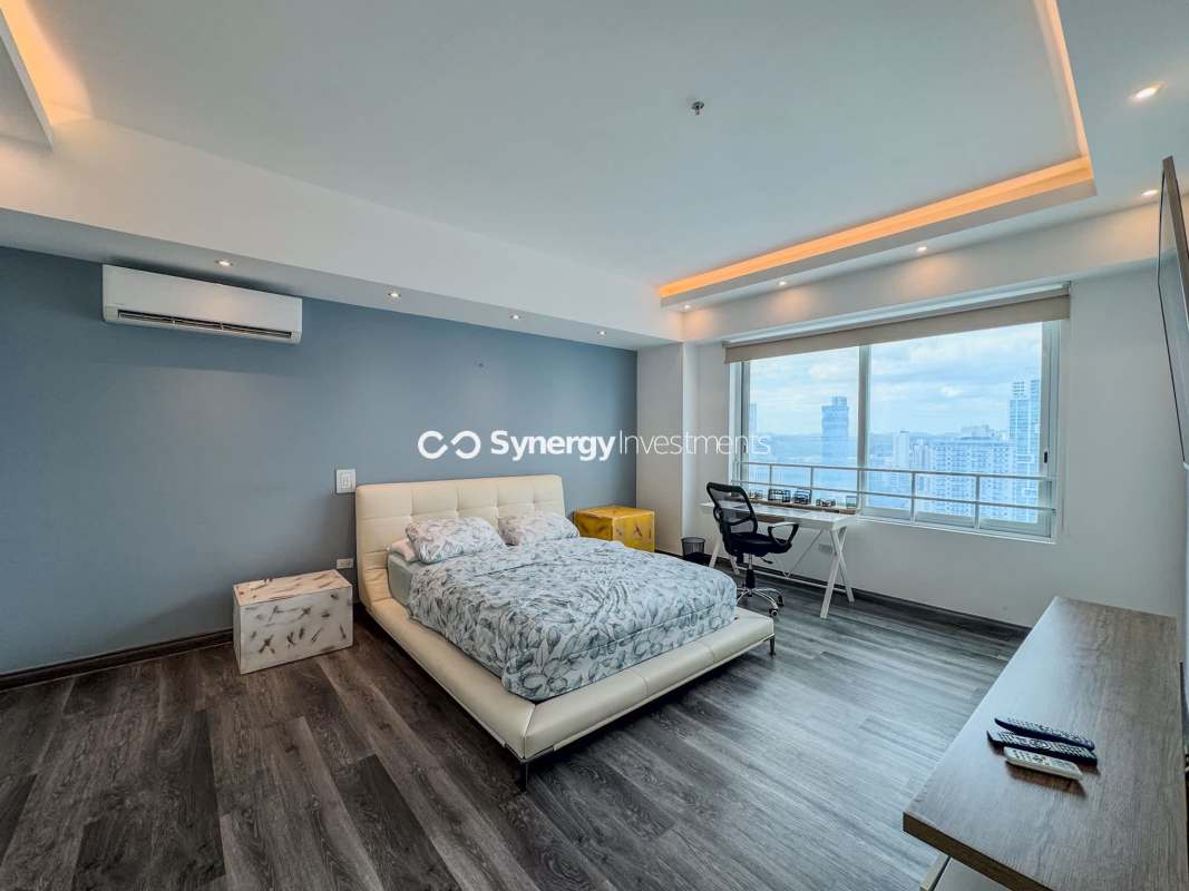 Furnished bedroom with large windows, ocean city view, walk-in closet PH BICSA Avenida Balboa Panama
