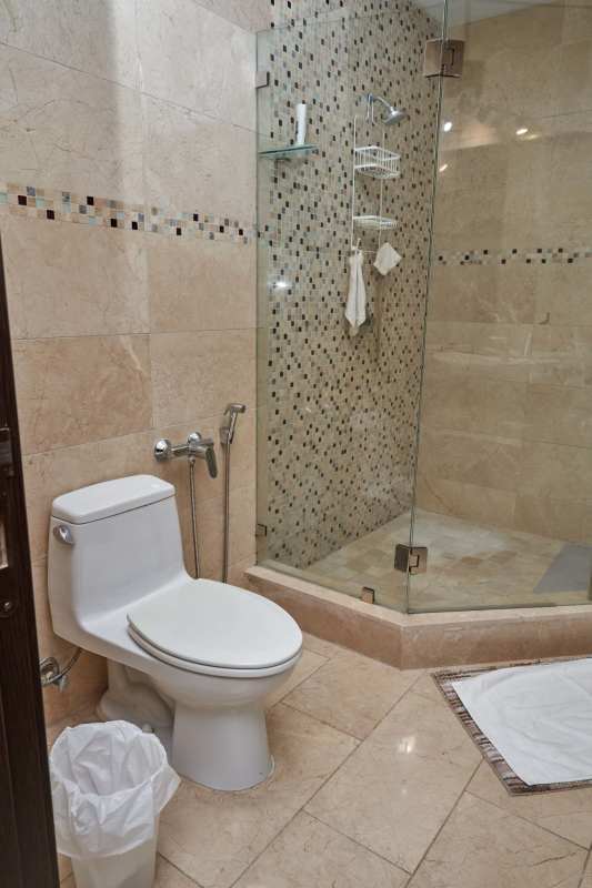 Master bedroom with large windows, ocean view, ensuite bathroom and walk-in closet in PH Pacific Point Punta Pacifica Panama