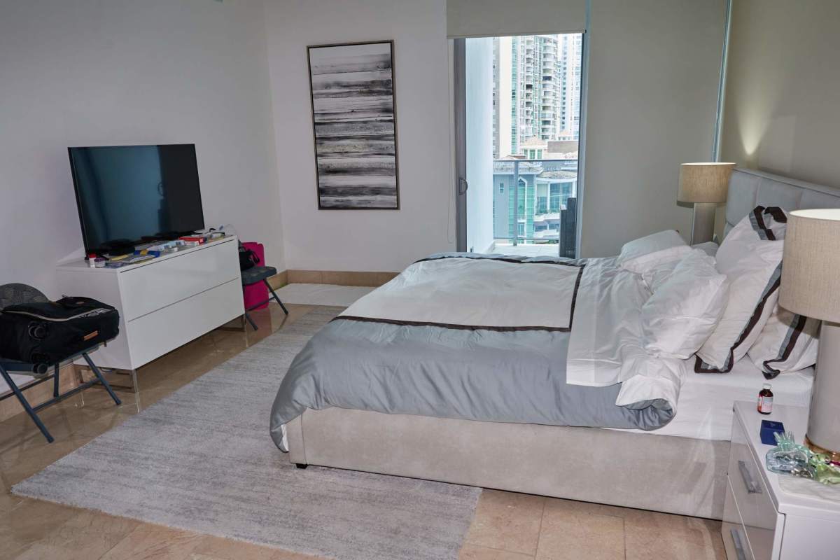 Infinity pool with ocean view, sun loungers, palm trees at PH Pacific Point Punta Pacifica Panama