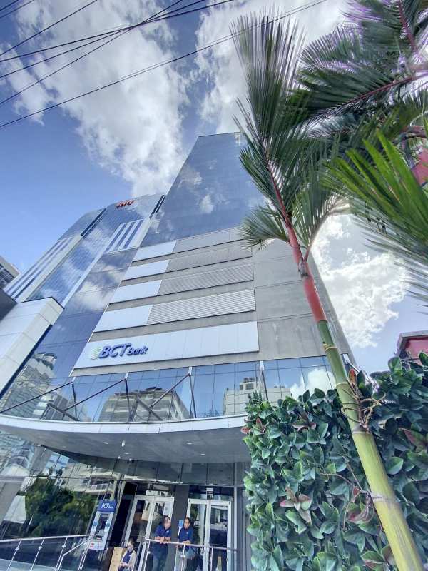 Modern lobby with white sofas, artwork and elevators at PH BCT Panama