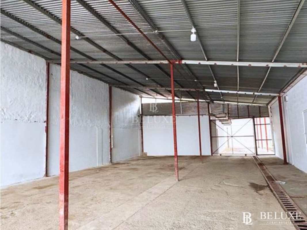 Industrial warehouse interior showing high roof, concrete floors and steel framework in Panama City