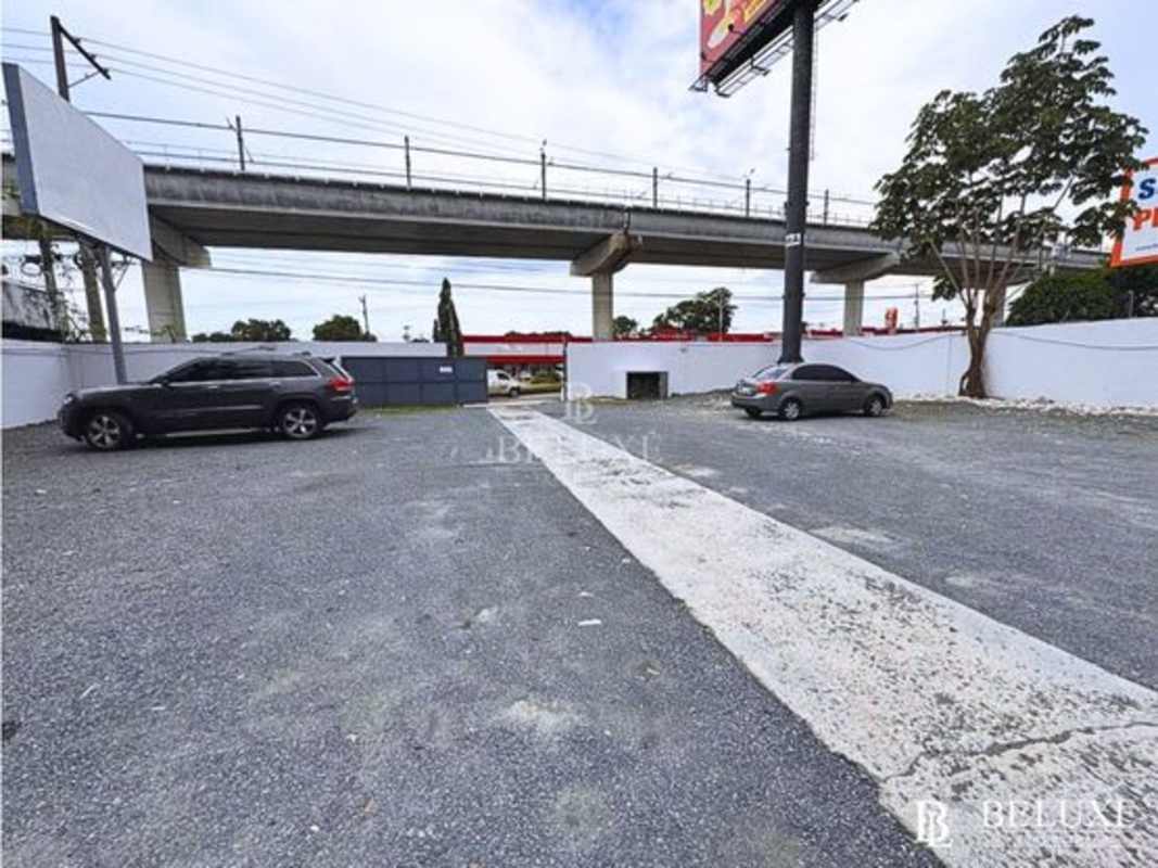 Spacious fenced commercial lot with parking and entry gate near Metro Line 2 Panama City