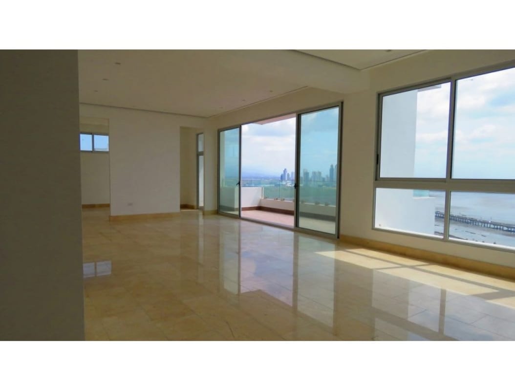 Bright corner living room with large windows overlooking ocean PH Panorama Coco del Mar