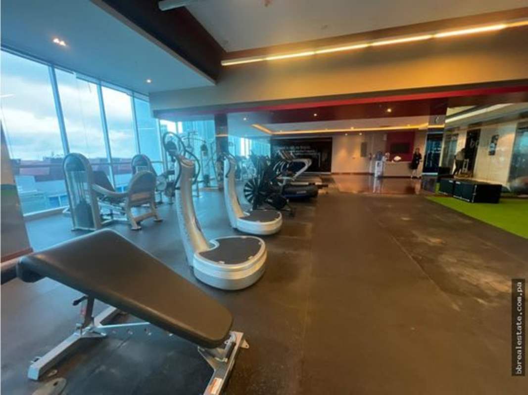 Infinity rooftop pool with skyline and bay views in PH Megapolis Panama