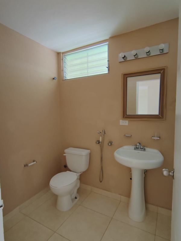Bathroom with pedestal sink and window in apartment Bethania near Transistmica Panama