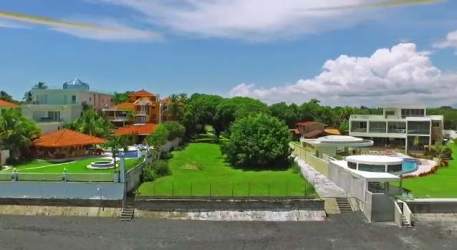 Upscale villas with large gardens and pools near Coronado Beach Panama