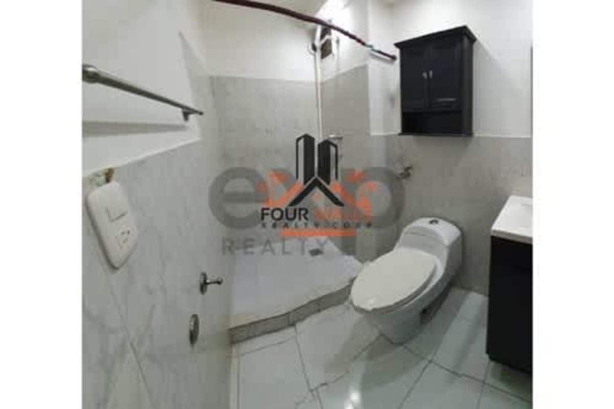 Modern bathroom with ceramic tile, shower, white fixtures PH Altos de Bella Vista Panama City