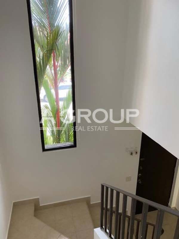 Interior stairway with vertical window and garden view Versalles Costa Sur