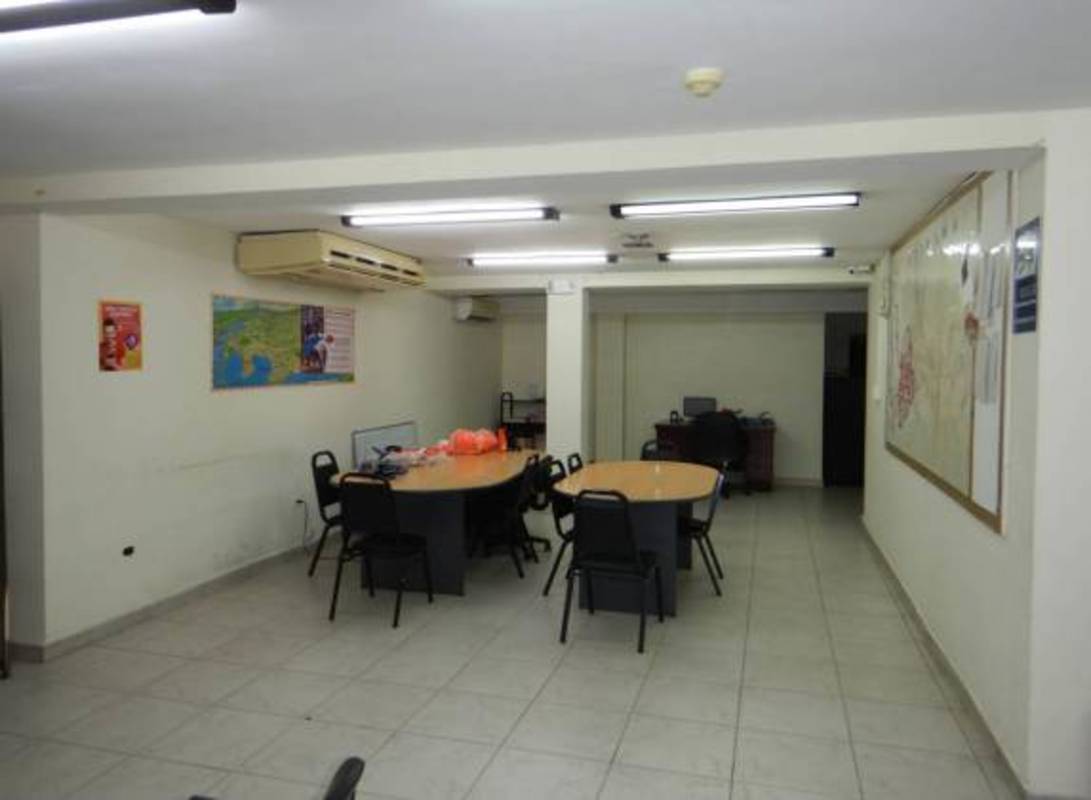 Corporate conference room with large table, glass details, professional setting in Obarrio tower