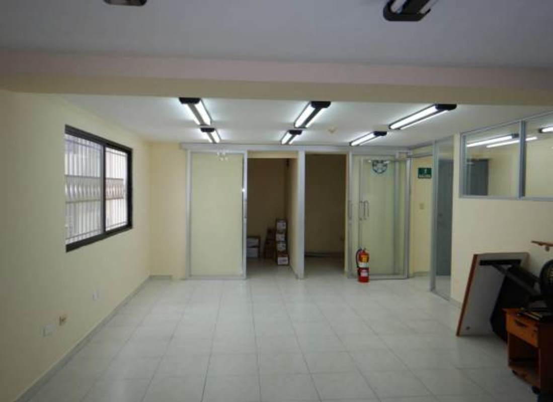 Open workspace and cubicle interior business offices in Obarrio commercial building