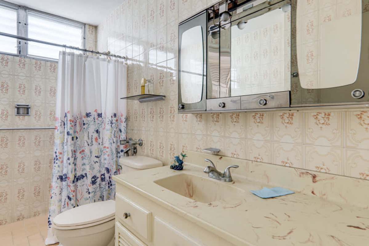 Bathroom with bathtub, floral tile walls and vanity PH Marina Plaza Marbella Panama City