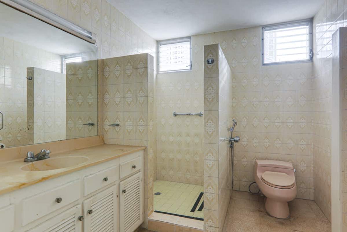 Guest bathroom with classic retro tile, vanity and fixtures in PH Marina Plaza Panama City