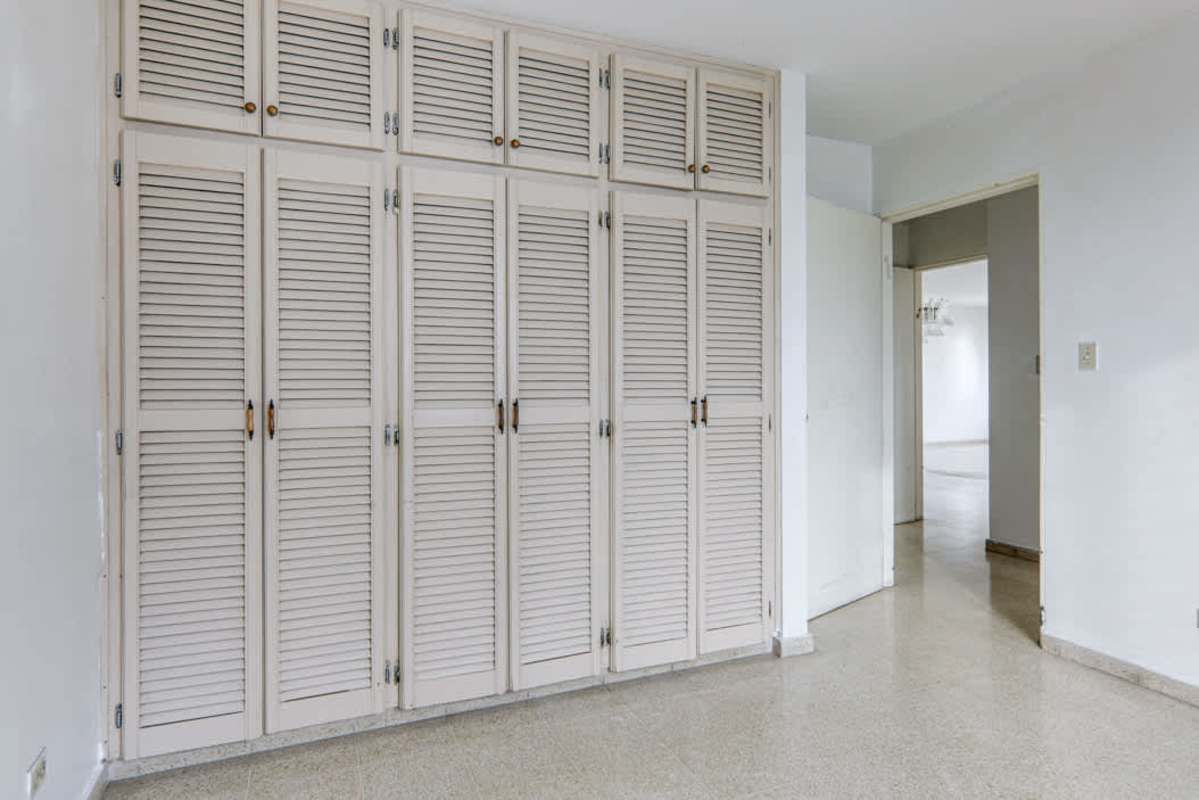 Spacious bedroom with louvered closets Marbella Panama City apartment for sale