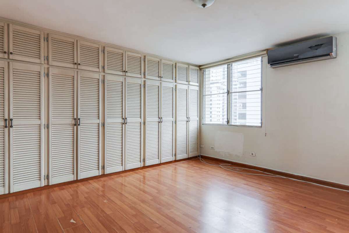 Bedroom with built-in closets, AC unit and wooden floors PH Marina Plaza Marbella Panama City