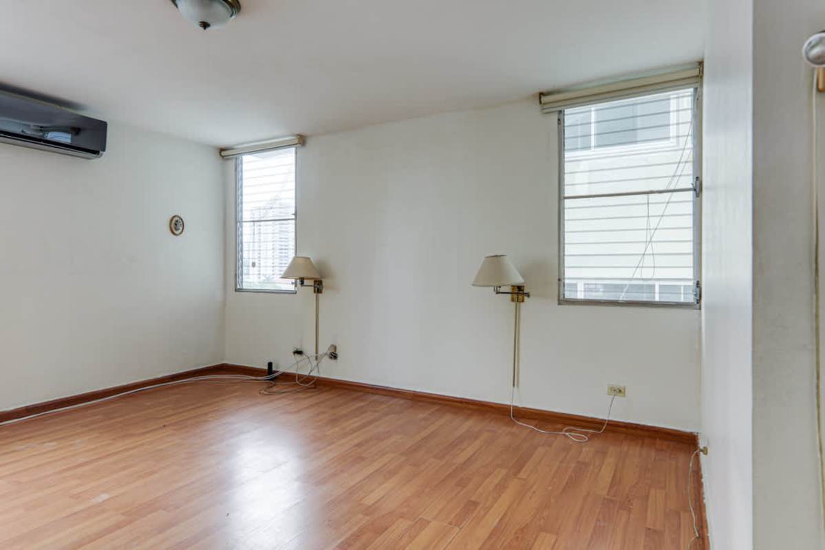 Spacious master bedroom with AC, built-in closets, wood floors PH Marina Plaza Marbella Panama