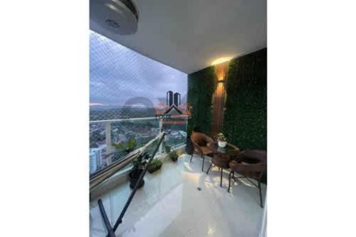 Master bedroom featuring built-in closet and ensuite bathroom in PH Mei Tower Betania Panama