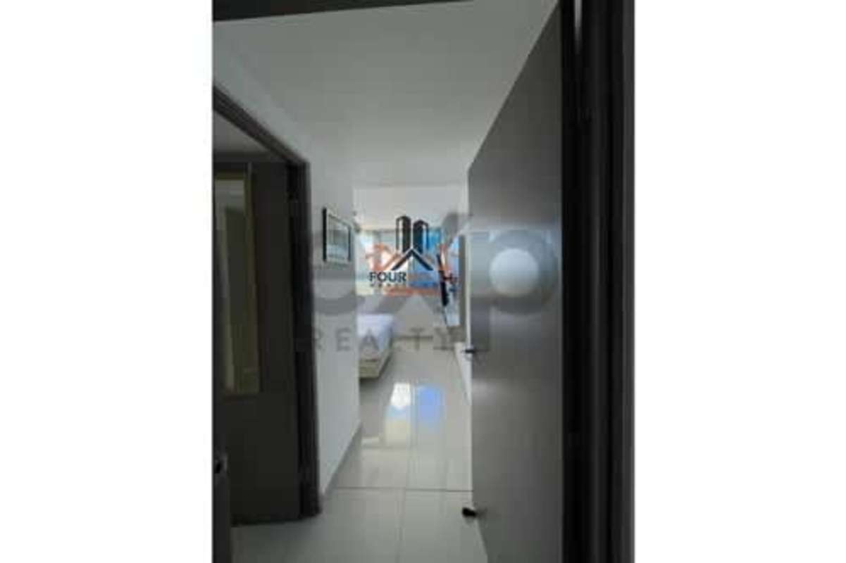 Bedroom with large windows and closet in PH Mei Tower Betania Panama