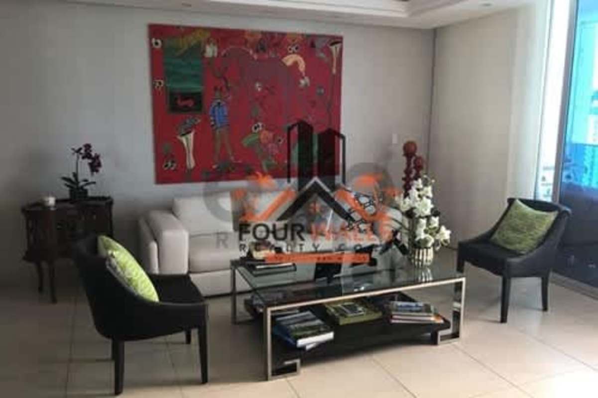 Spacious modern kitchen with granite countertops and stainless appliances in PH Cascadas San Francisco